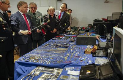 El delegado del Gobierno, Moragues, en el centro, con mandos policiales.