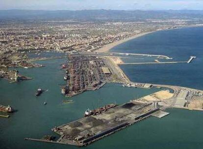 Vista aérea del Puerto de Valencia, en primer plano el Dique de Levante.