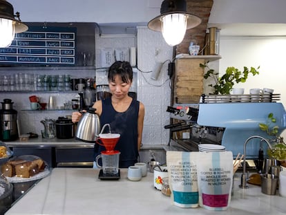 Kumi Nishizaka trabaja en la cafetería desde hace siete años.