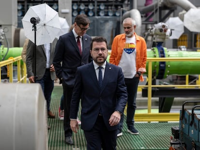 El candidato de ERC, Pere Aragonès, camina por la desalinizadora de la foto electoral de EL PAÍS, con el resto de contrincantes a sus espaldas.