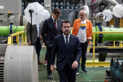 El candidato de ERC, Pere Aragonès, camina por la desalinizadora de la foto electoral de EL PAÍS, con el resto de contrincantes a sus espaldas.