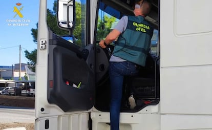 Un agente de la Guardia Civil inspecciona uno de los camiones utilizados para el tráfico de estupefacientes. / MINISTERIO DEL INTERIOR