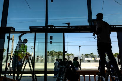 Operarios trabajan en la estación de Paiporta.