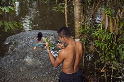 Los ríos que colindan con el campamento son también el lugar para el aseo.