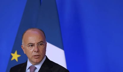 El ministro francés de Interior Bernard Cazeneuve en una rueda de prensa.