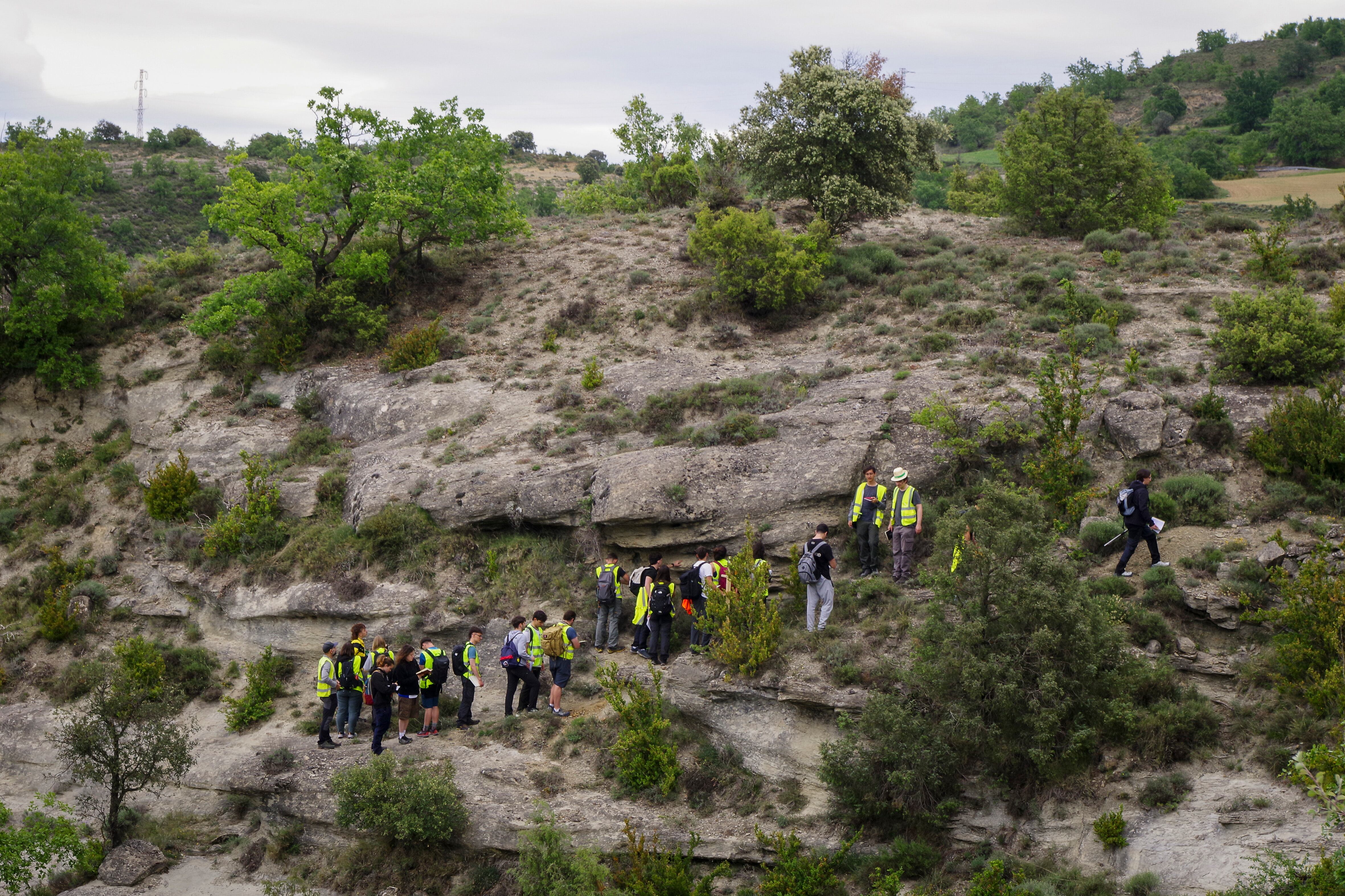 Los alumnos de Geología de la UAB, durante su actividad de observación en La Règola, un pueblo del Pirineo de Lleida.