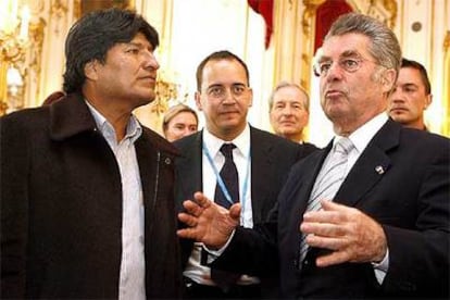 El presidente boliviano, Evo Morales, junto a su homólogo austriaco, Heinz Fischer, ayer en Viena.