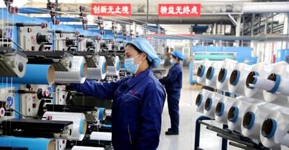 Trabajadoras en una fábrica textil en la ciudad de Lianyungang, provincia de Jiangsu, en el este de China.  
