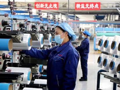 Trabajadoras en una fábrica textil en la ciudad de Lianyungang, provincia de Jiangsu, en el este de China.  