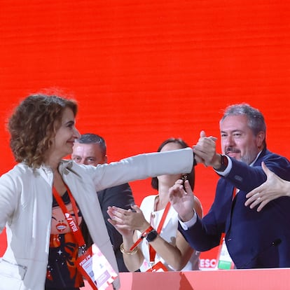 La vicesecretaria general del PSOE y vicepresidenta primera del Gobierno y ministra de Hacienda, Mara Jess Montero, saluda al secretario general del PSOE-A, Juan Espadas, durante la inauguracin del 41? Congreso Federal del PSOE en el Palacio de Congresos y Exposiciones, a 30 de noviembre de 2024 en Sevilla (Andaluca, Espa?a). El PSOE inaugura su 41 Congreso Federal en el que el partido cerrar filas y se volcar en apoyar a su lder, el presidente del Gobierno y secretario general, Pedro Snchez.
30 NOVIEMBRE 2024
Roco Ruz / Europa Press
30/11/2024