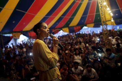 Ex-candidata à presidência brasileira discursa a indígenas acampados em Brasília.