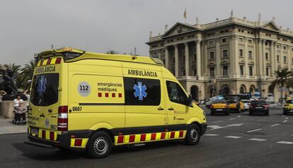 Una ambulància al centre de Barcelona.