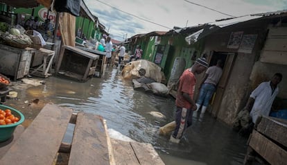 El mercado de Ggaba, al sur de Kampala, anegado por una crecida del lago Nalubaale.