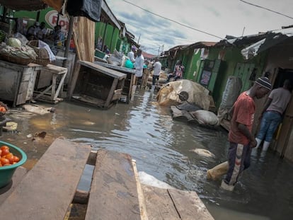 El mercado de Ggaba, al sur de Kampala, anegado por una crecida del lago Nalubaale.