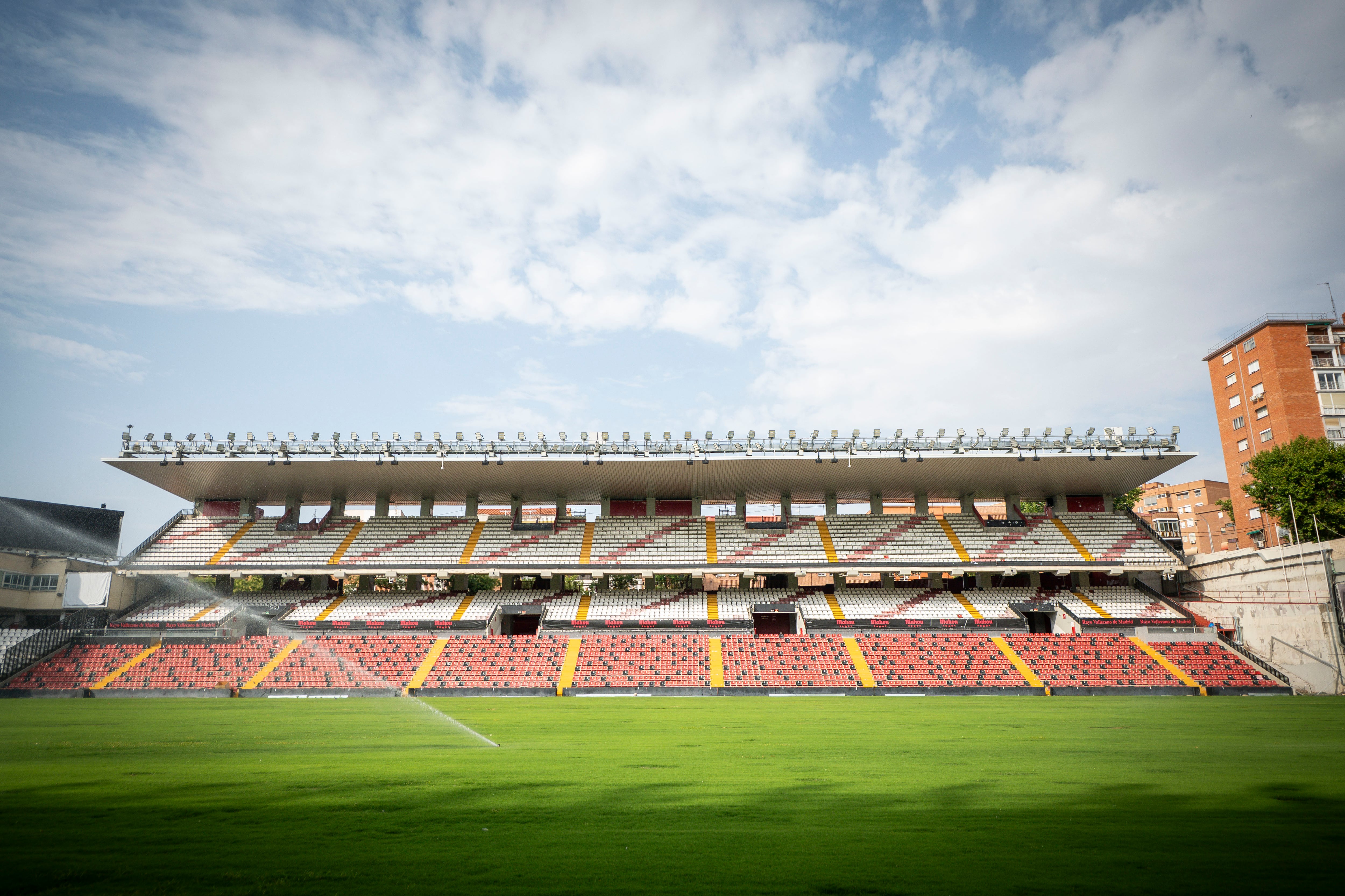 La Comunidad de Madrid devuelve la concesión del estadio de Vallecas al Rayo