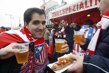 Aficionados del Atlético disfrutan del ambiente previo a la final de la Liga Europa en Hamburgo