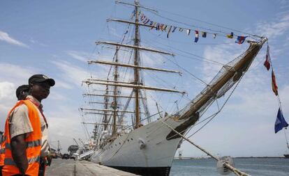 La fragata argentina 'Libertad', atracada en el puerto de Tema (Ghana).