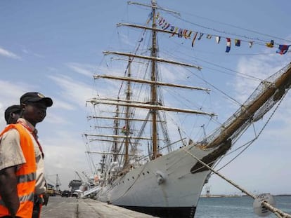 La fragata argentina 'Libertad', atracada en el puerto de Tema (Ghana).