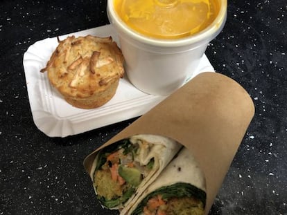 Sopa, wrap y magdalena