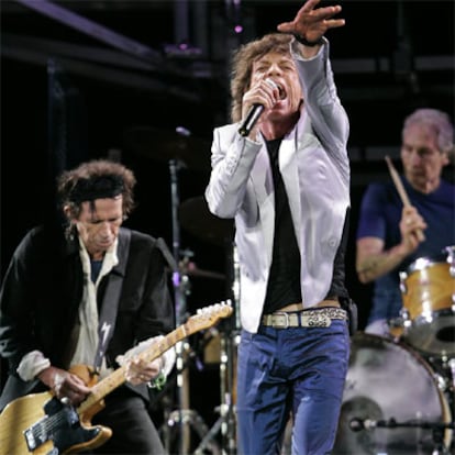 Mick Jagger, con Keith Richards y Charlie Watts al fondo, durante su concierto en Boston.