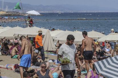 Un venedor de mojitos a la platja de la Barceloneta.