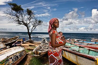 Aïssatou Ndiaye y su hija Mbéne, hace cinco años.