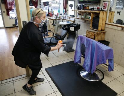 Suzanne Hutton desinfecta su zona de trabajo en una barbería en Broken Arrow, Oklahoma. Los comerciantes se debaten estos días entre el riesgo a contagiarse y la paralización económica.