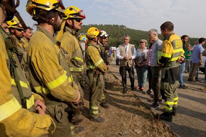 EL MAILLO (SALAMANCA), 16/07/2022.- El ministro de Interior, Fernando Grande-Marlaska (2d), conversa con varios bomberos forestales en El Maillo, Salamanca, para visitar el puesto de mando y conocer a los efectivos que trabajan en la extinción del incendio declarado en la zona de Monsagro, este sábado. EFE/JM  García
