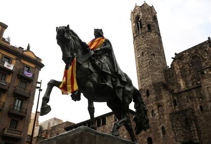 La escultura ecuestre de Ramón Berenguer, conde de Barcelona, obra de Josep de Llimona en 1880, apereció cubierta con una con una bandera estelada al día siguiente de la declaración de independencia aprobada por el Parlament. 