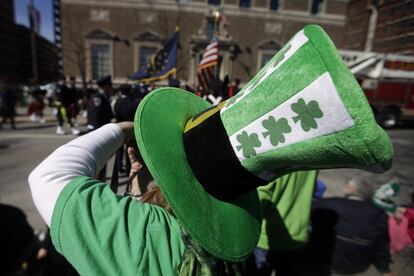 El trébol verde es otro de los símbolos típicos de esta fiesta. En la imagen, un espectador fotografía el desfile en Indianápolis. 