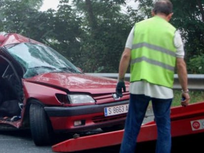 Un coche es retirado de la calzada tras sufrir un accidente de tr&aacute;fico en Asturias.