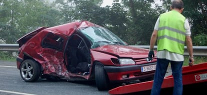 Un coche es retirado de la calzada tras sufrir un accidente de tr&aacute;fico en Asturias.