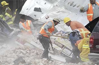 Equipos de rescate buscan víctimas entre los escombros de un edificio en la localidad californiana de Paso Robles.