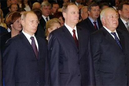 Vladímir Putin (izquierda) y Nikolai Patrushev, jefe del FSB (centro), en una ceremonia en 2004.