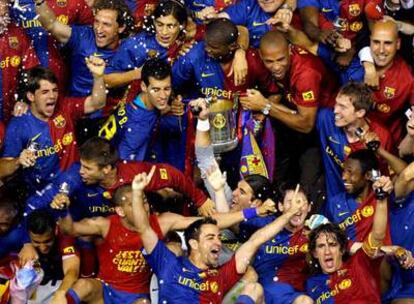 Los jugadores del Barcelona, en el césped de Mestalla con la Copa recién conquistada.