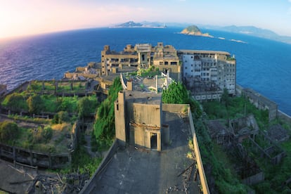 Gunkanjima (Japn). Hashima, ms conocida como Gunkanjima (isla del acorazado) por su aspecto de buque militar de guerra, esconde una ciudad abandonada tras su enorme muro. La explotacin minera comenz en 1890, cuando Mitsubishi compr la isla, hace un poco de historia Jordy Meow, ingeniero de software y el fotgrafo que ha tomado esta imagen. Los trabajadores se instalaron con sus familias, y en 1959 haba algo menos de 8.000 habitantes en sus 6,3 hectreas. La mayor densidad de poblacin del mundo en aquella poca, destaca. Tena bloques de apartamentos, escuelas, un hospital, cine, santuario, tiendas y hasta un burdel. En 1974, la mina de carbn cerr y Gunkanjima qued deshabitada, hasta principios de la dcada de 2010, cuando se permiti de nuevo el acceso. Ha servido de escenario para pelculas como Skyfall (de la saga de James Bod) o Inception, del director Christopher Nolan. La ciudad de Nagasaki, a tan solo cinco kilmetros, ofrece visitas para descubrir una peque?a parte de la isla.