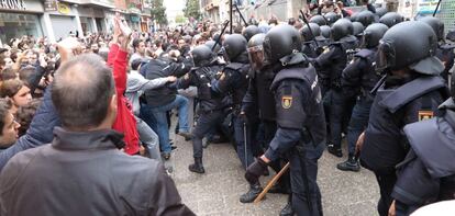 Forcejeos entre ciudadanos y policía ante un colegio electoral en Girona durante la jornada de las votación del referéndum.