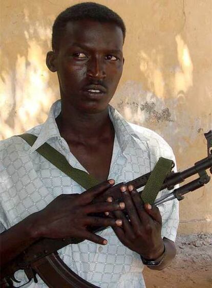 Hombres armados patrullan por las calles de Mogadiscio, la tercera jornada de los combates que se registran en esta capital entre soldados del Gobierno provisional y milicianos islámicos