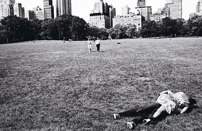 Nina sobre Austin, en Central Park, Nueva York. Ambos son artistas. "Una estrella fugaz en tu boca" (Juan A. Albareda).