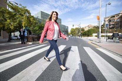 La presidenta de la Junta de Andalucía, Susana Diaz, camina por Granada en su primer viaje para las elecciones del 2 de diciembre, el 16 de noviembre de 2018.