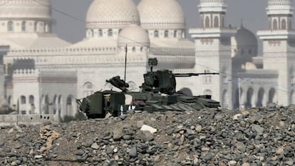 Un vehículo militar frente al palacio presidencial yemení.
