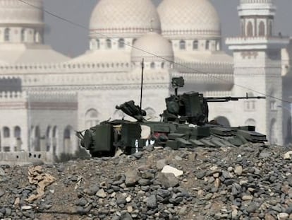 Un veh&iacute;culo militar frente al palacio presidencial yemen&iacute;. 