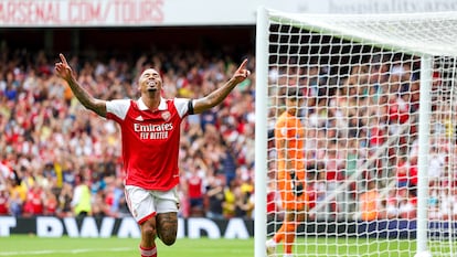 Gabriel Jesús festeja uno de sus goles al Sevilla en pretemporada con el Arsenal.