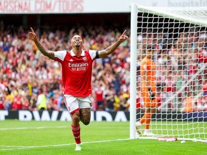 Gabriel Jesús festeja uno de sus goles al Sevilla en pretemporada con el Arsenal.