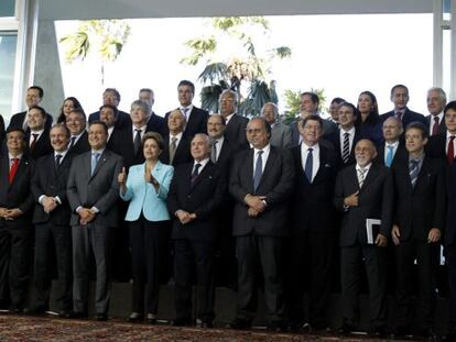 Rousseff, ao centro, com ministros e governadores.