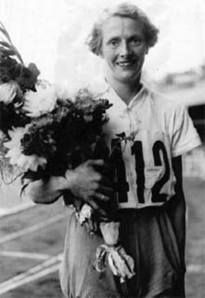 La atleta holandesa posa con un ramo de flores durante los campeonatos europeos de Bruselas de 1950.