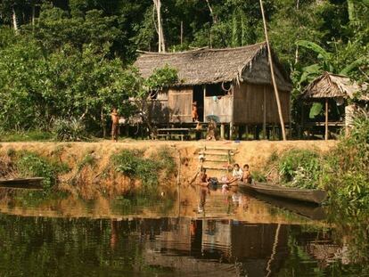 Fotografía tomada en la región de Médio Juruá, en el estado brasileño de Amazonas que muestra las viviendas de personas que están residiendo cerca de bosques, en reservas sostenibles.