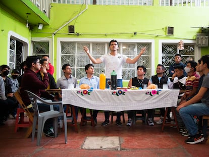 David González (centro), durante un ensayo en la Casa de los Ensayos, en Iztapalapa, el 25 de marzo.