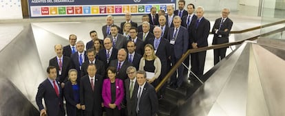 El entonces secretario general de Naciones Unidas, Ban Ki-moon, posa en las escaleras de CaixaForum Madrid con los representantes de la Red Española del Pacto Mundial y empresarios invitados en un encuentro en 2015.