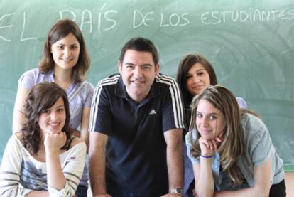 El profesor Alberto Sacido junto a sus alumnas Tamara, Nuria, Leticia y Olaya, redactoras de <i>A Chave</i>.